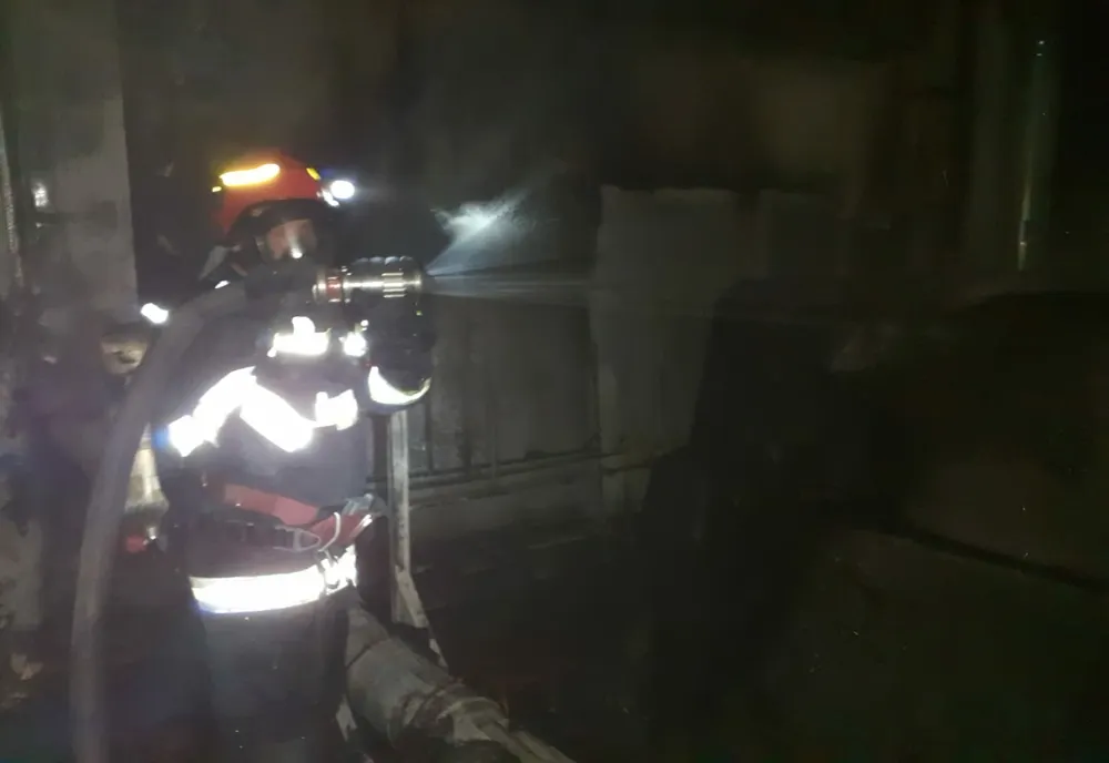 VIDEO: Pagubă pentru fostul ministru Radu Berceanu. Hala de producţie piscine pe care o are în Craiova,  distrusă de un incendiu