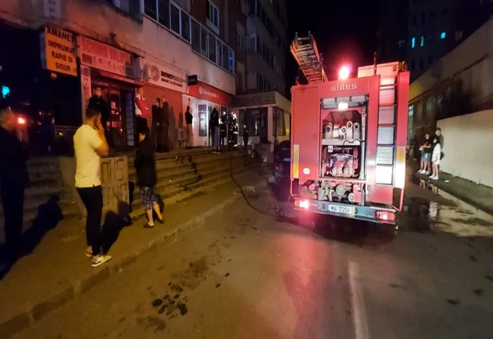 Zeci de locatari ai unui bloc din Craiova, evacuaţi după ce agenţia de pariuri de la parter a luat foc