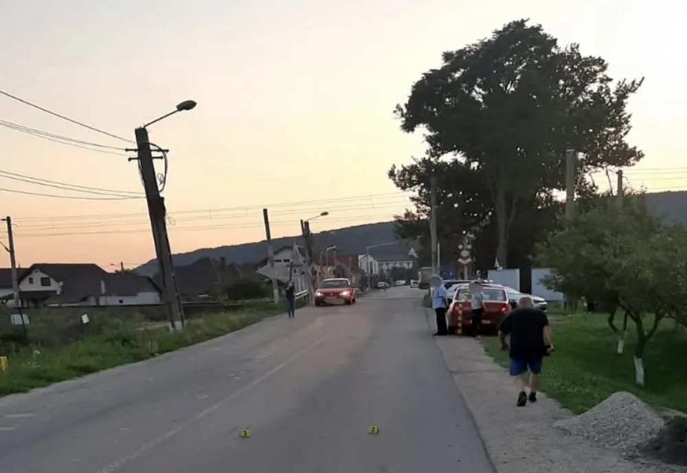 Fetiță de 7 ani din Dolj, accidentată de un autoturism, pe DJ 172, în Beclean! Copila se afla cu părinții care au venit să vândă lebeniță