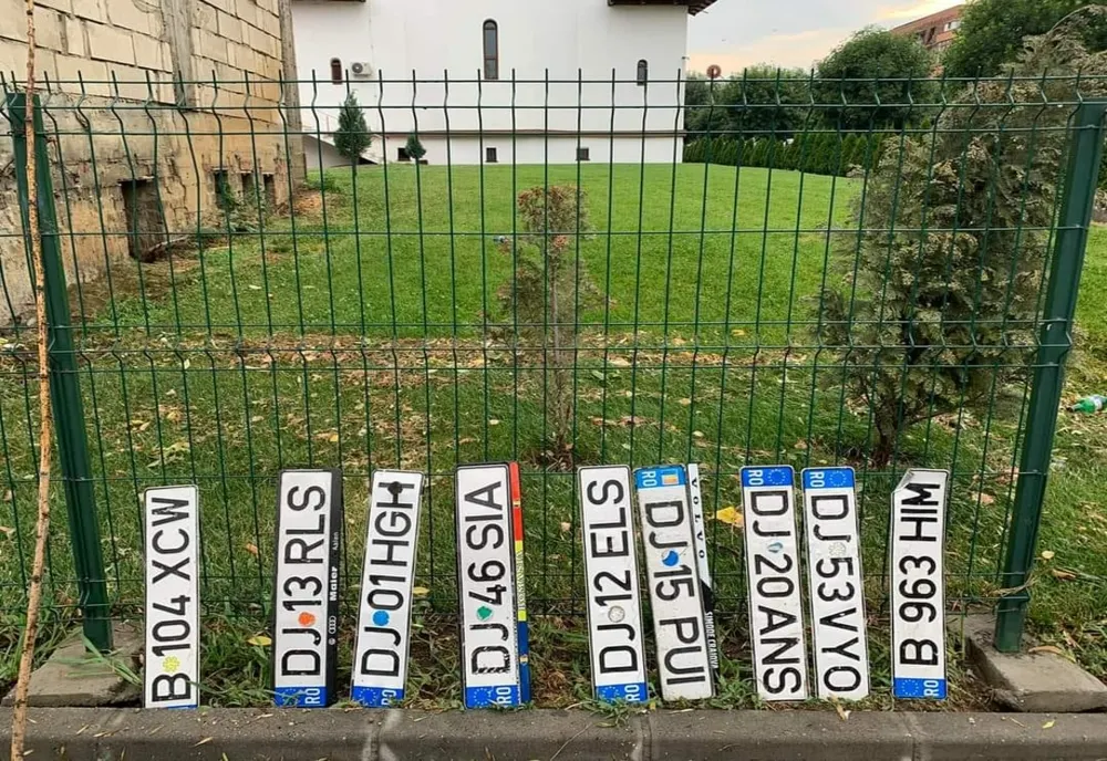 Craiova: Zeci de maşini au rămas fără numărul de înmatriculare, după furtuna de sâmbătă