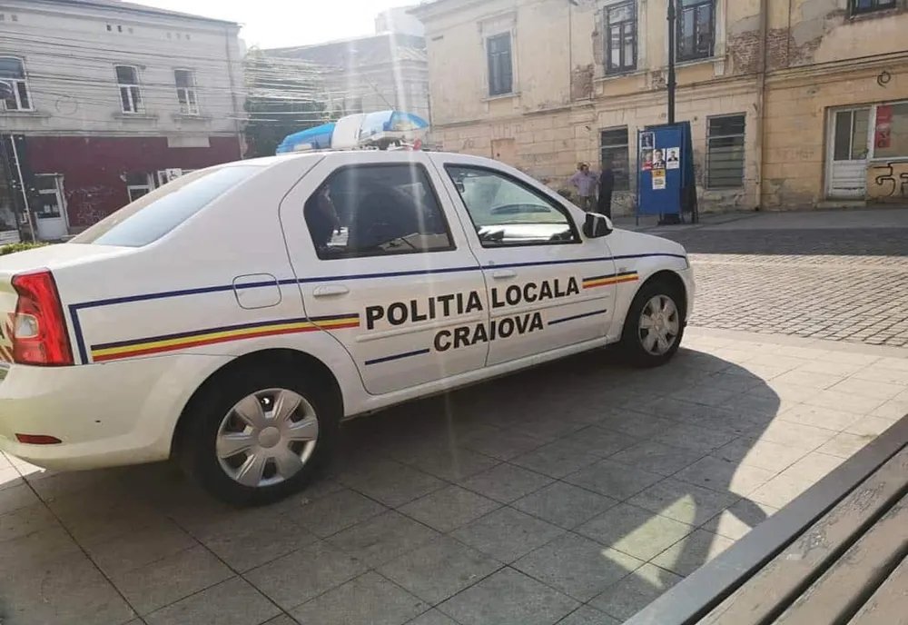 Craiovean amendat pentru că dezmembra maşini pe stradă