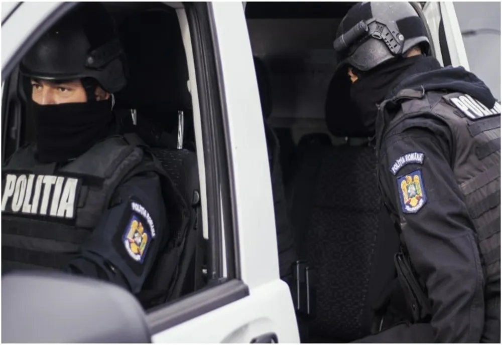 Percheziţii, în urma unui scandal, în Craiova şi Şimnicu de Sus. Trei bărbaţi au fost reţinuţi (VIDEO)