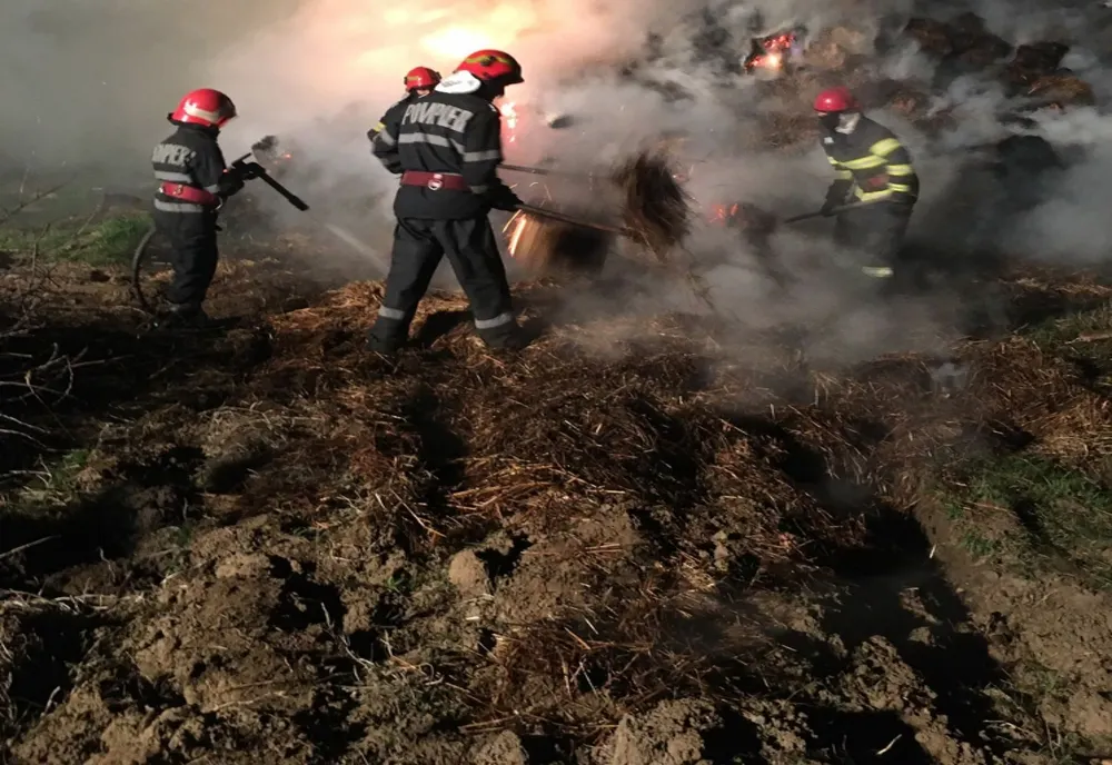 Dolj: Bărbat reţinut după ce a incendiat 3.000 de baloţi de paie aparţinând fiului său