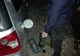Prinși de jandarmi în timp ce furau combustibil dintr-o mașină parcată lângă Trezoreria Bechet. FOTO