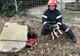 ÎNDUIOŞĂTOR. Căţeluş căzut într-un canal, salvat de pompierii din Calafat - FOTO