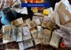 Percheziții la contrabandiști de țigări din Dolj. Patru persoane au fost reținute, oamenii legii confiscând bunuri, țigări și sume mari de bani. VIDEO/FOTO