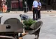 VIDEO/IMAGINI REVOLTĂTOARE. Doi polițiști locali din Craiova trec nepăsători pe lângă un bărbat care se sprijină în mâini pentru a merge