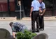 Poliția Locală Craiova, despre bărbatul care se sprijinea în mâini ca să meargă: "Este un cerșetor recalcitrant cu oamenii care nu îi dau bani"