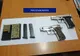 Două pistoale şi zeci de cartuşe găsite de poliţişti în locuinţa unui tânăr din Craiova