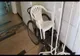 Scaun de plastic în locul căruciorului pentru transportul pacienţilor, la Spitalul Judeţean de Urgenţă Craiova