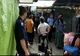 VIDEO. Verificări ample în târgul de haine vechi din Craiova. 80 de poliţişti şi mascaţi au participat la razie