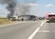 Un TIR încărcat cu baloţi a luat foc pe un drum din Dolj. Trafic rutier blocat