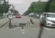Poliția a deschis o anchetă după ce doi tineri au căzut de pe trotinete în fața unei mașini. Unul dintre ei a ajuns sub autoturism - VIDEO